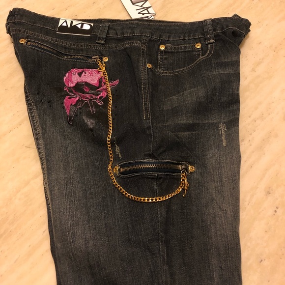 New AKADEMIKS Embroidered Roses Chain Hang Jeans - Picture 8 of 8